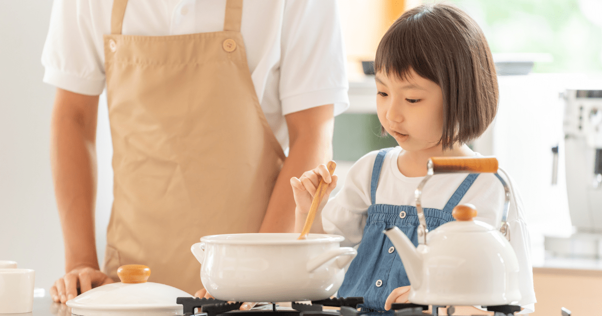 料理をするパパ