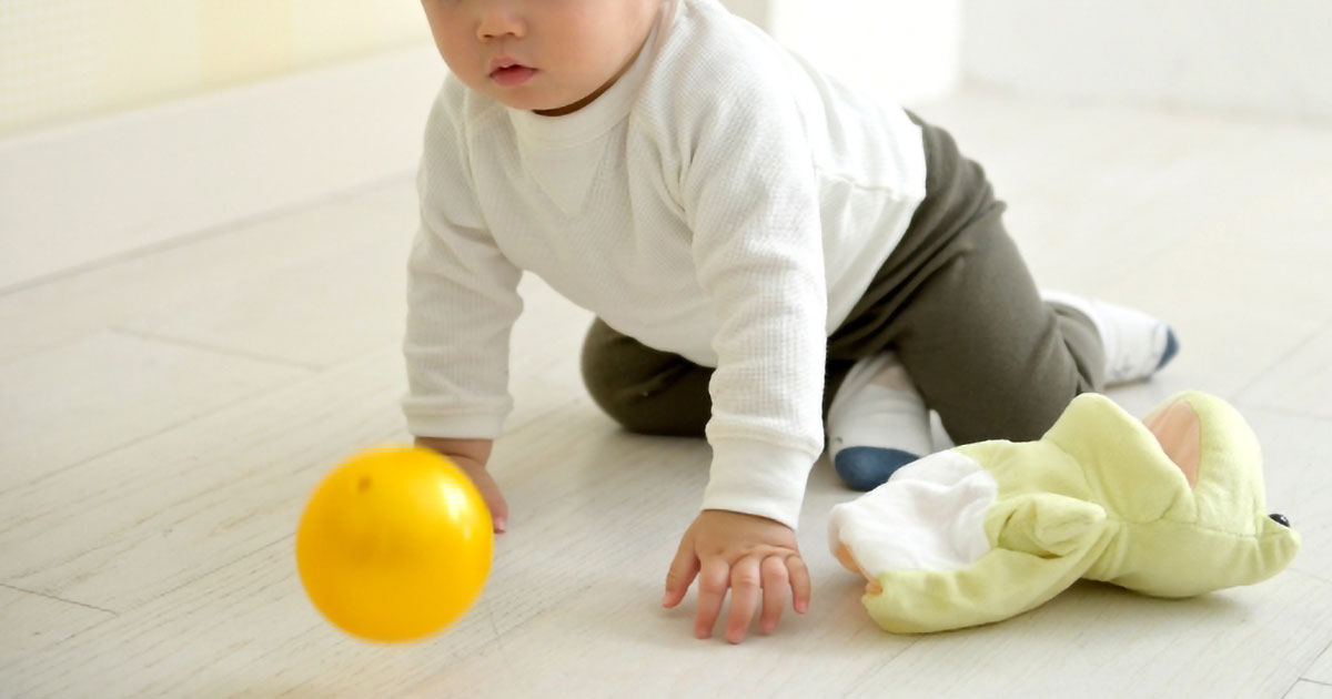 ボールで遊ぶ男の子