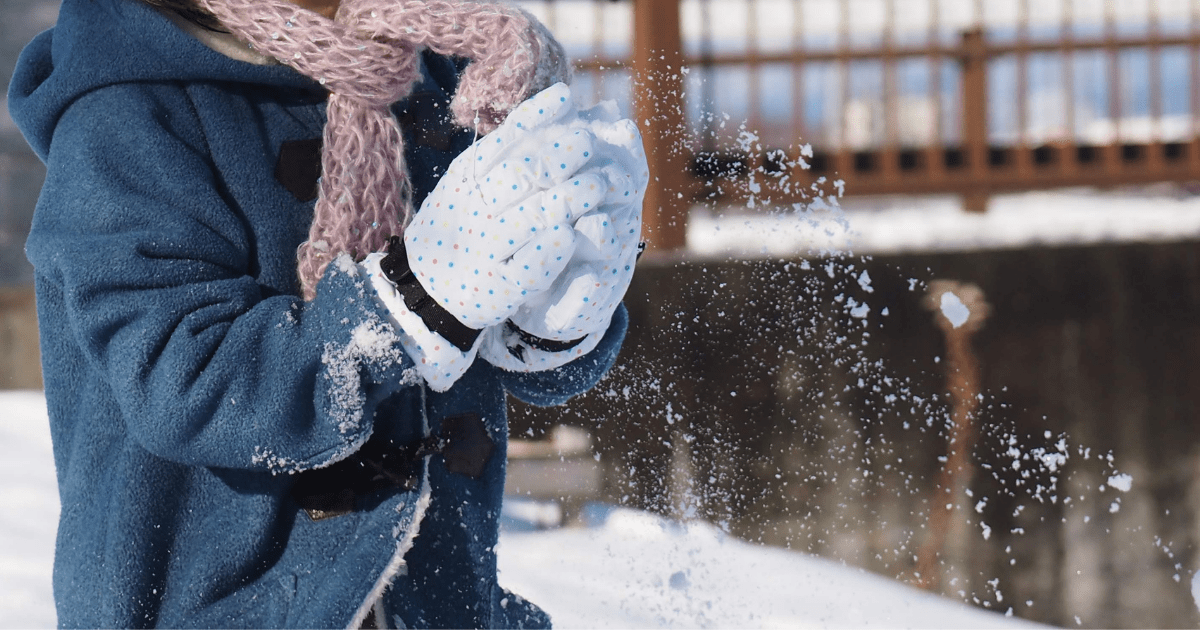 雪遊びする女の子