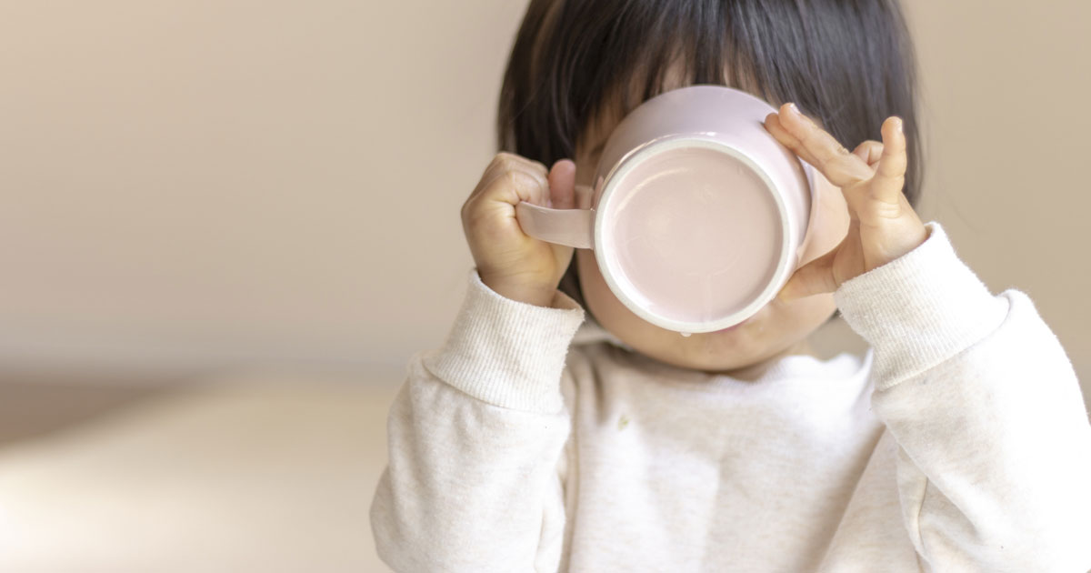 コップで飲んでいる写真