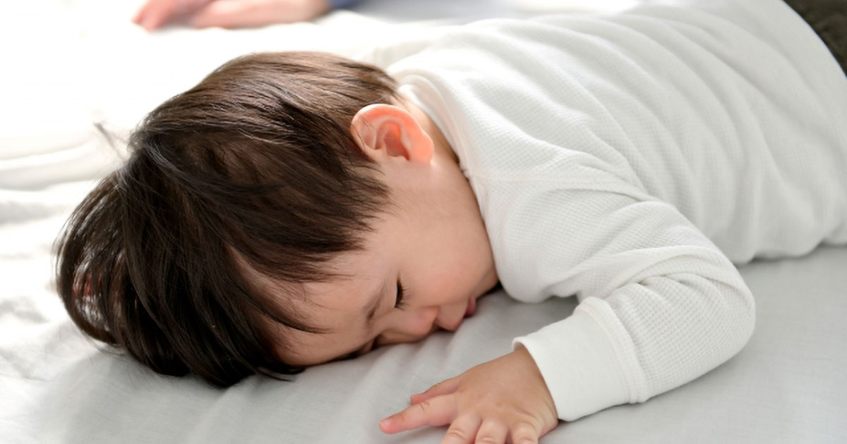 うつ伏せで眠る男の子